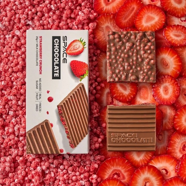 Блок молочного шоколада Spacefood Space Chocolate Strawberry Crunch, 10*25 грамм. Фото 4